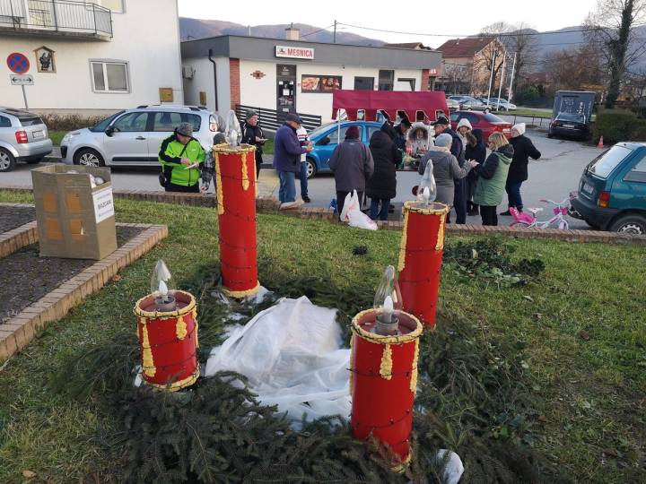 Potepuhi zapalili prvu adventsku svijeću - fotografija 3