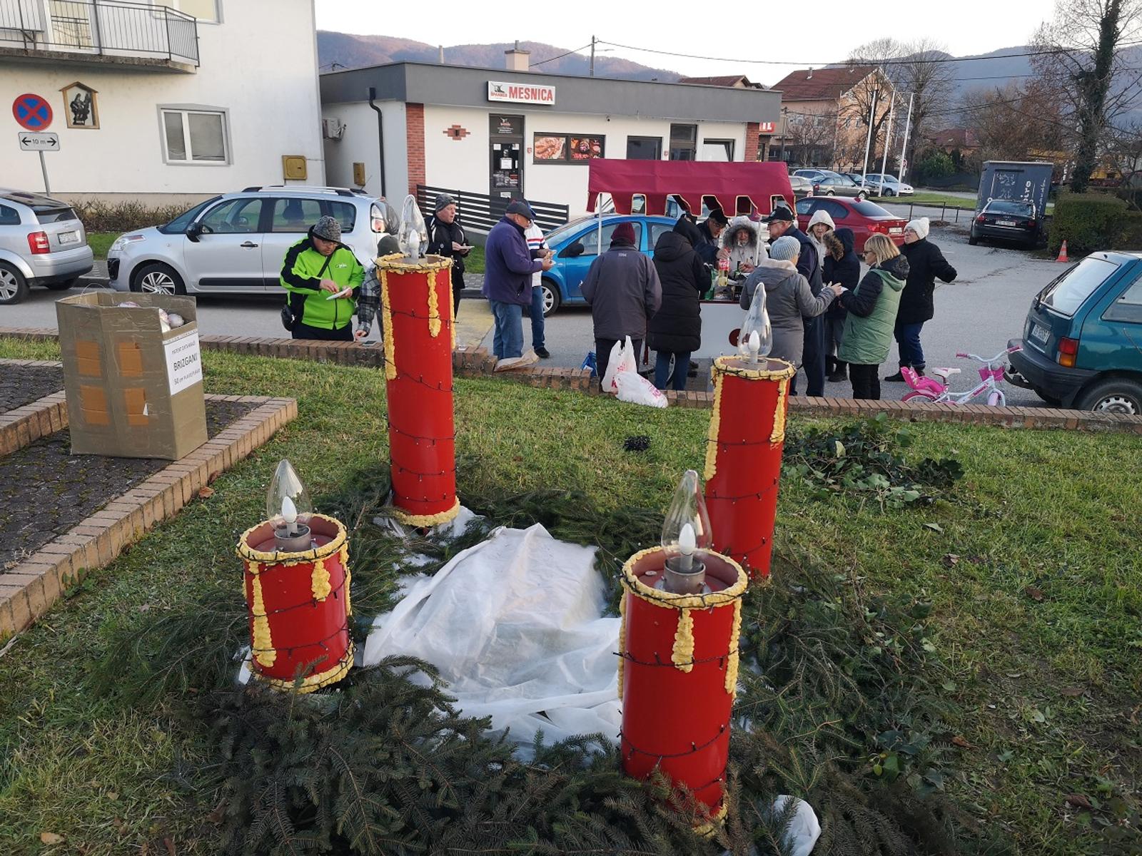 Potepuhi zapalili prvu adventsku svijeću - fotografija 3