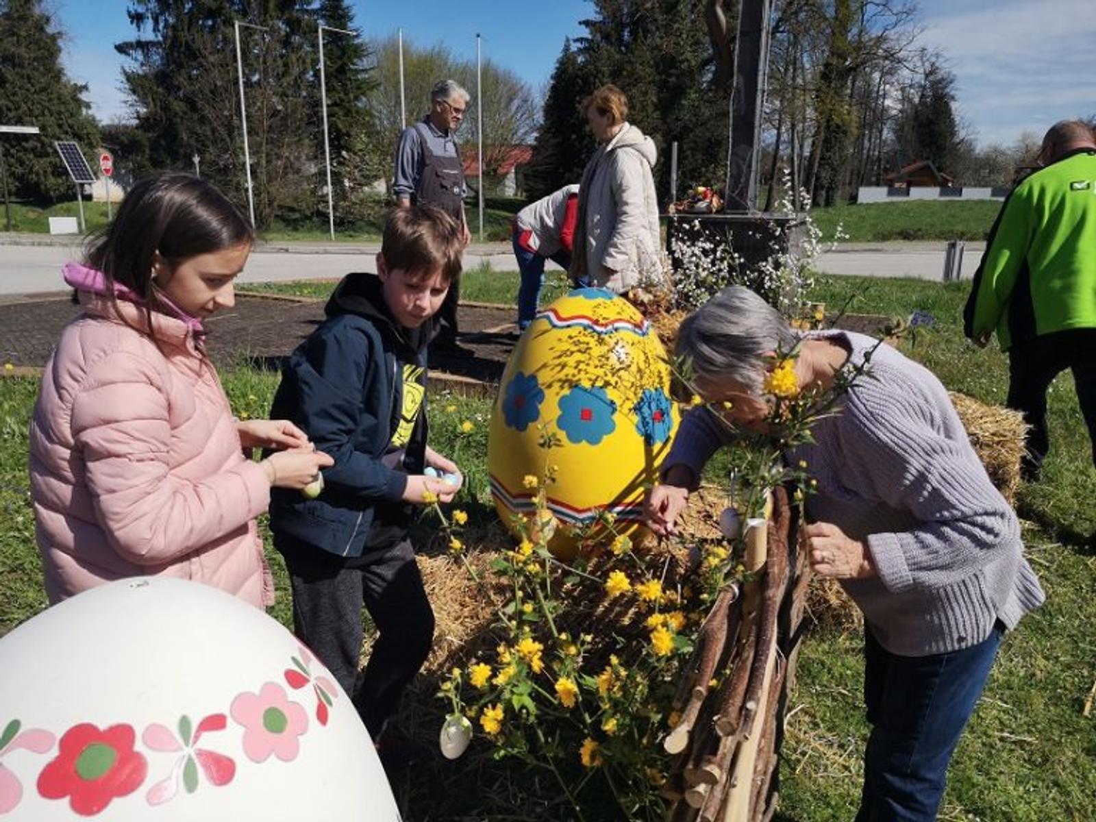 Potepuhi postavili pisanice - fotografija 5