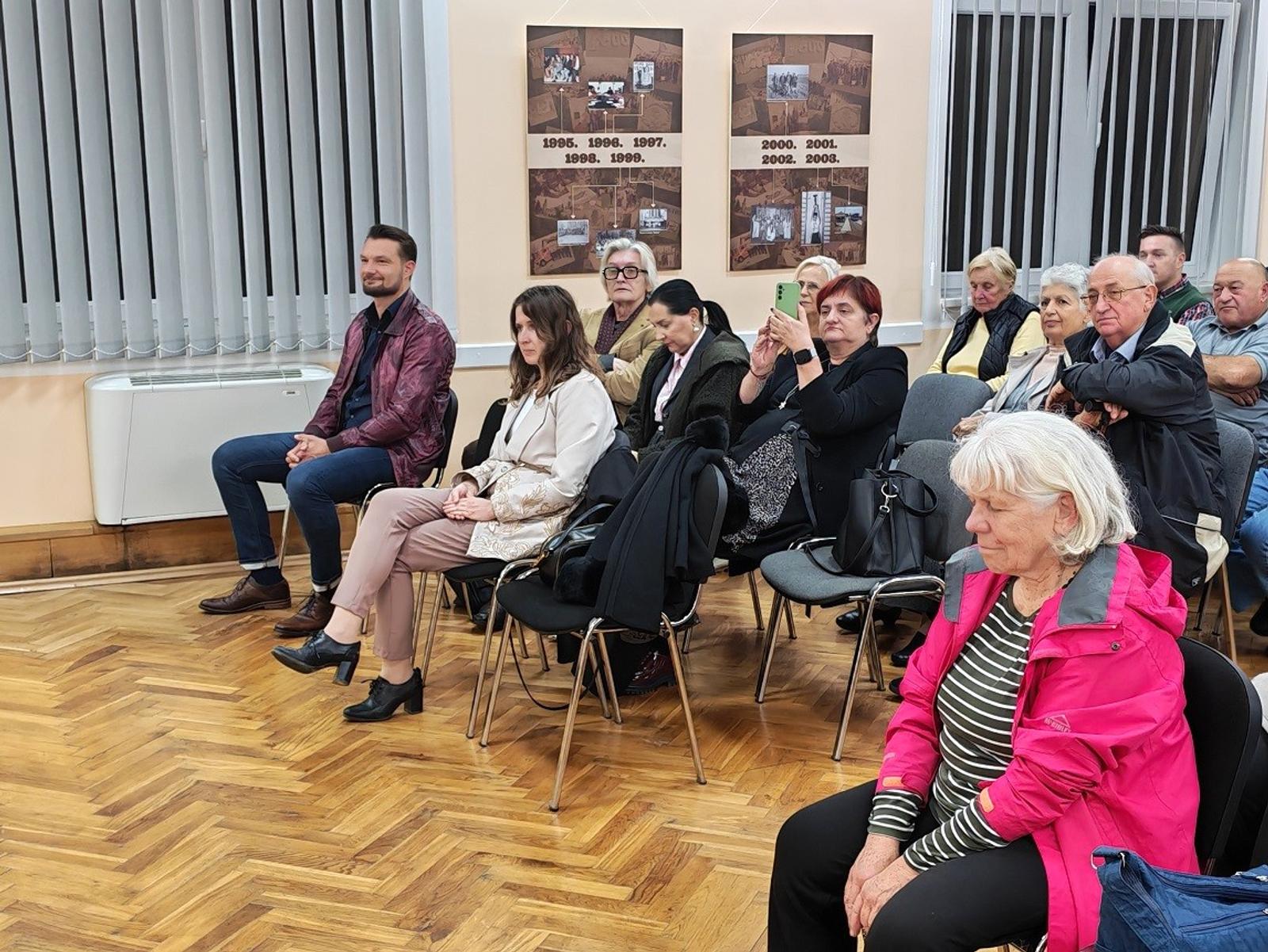 Publika na predstavljanju zbirki poezije Vere Grgac