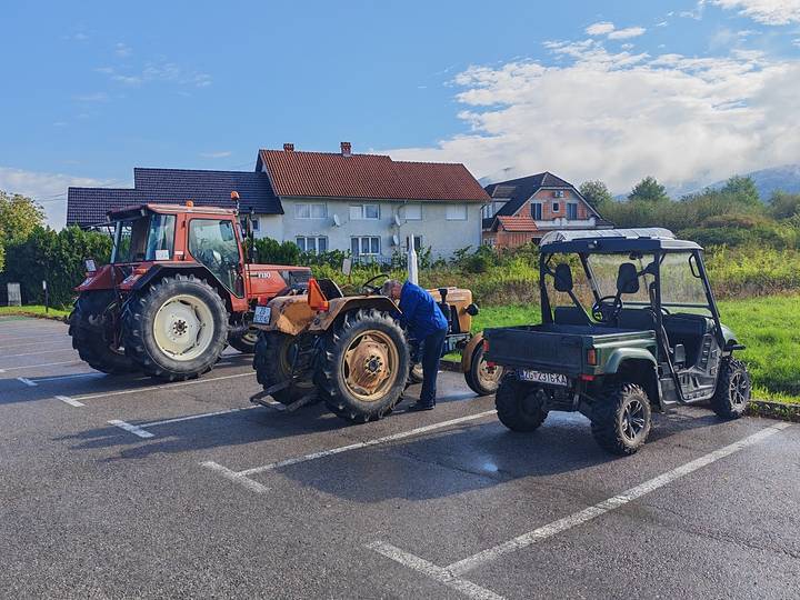 Bistrani voze ispravne traktore - fotografija 3