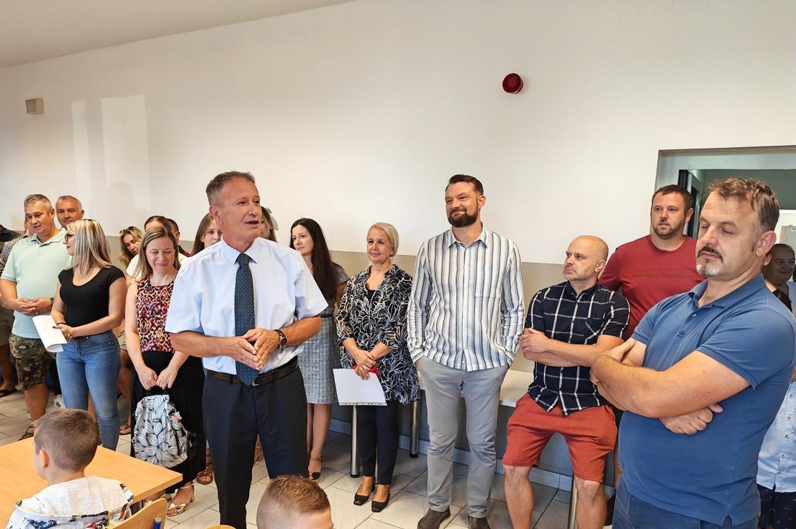 Osnovna škola – prvašići prvi put sjeli u školske klupe - fotografija 3