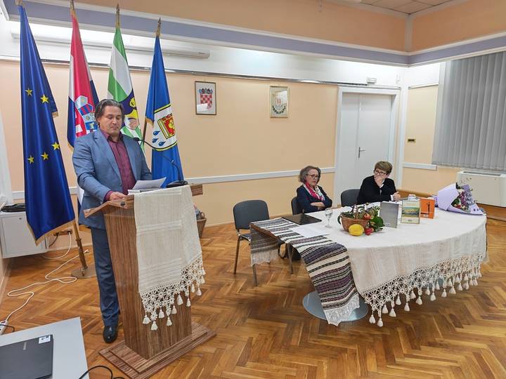 Obraćanje za govornicom na predstavljanju zbirki poezije