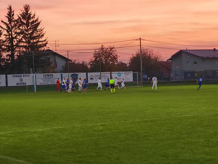 Igrači pred golom na utakmici veterana Bistre i Dinama iz Jakovlja u sumrak.