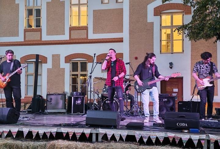 Nastup glazbenog sastava na otvorenoj pozornici