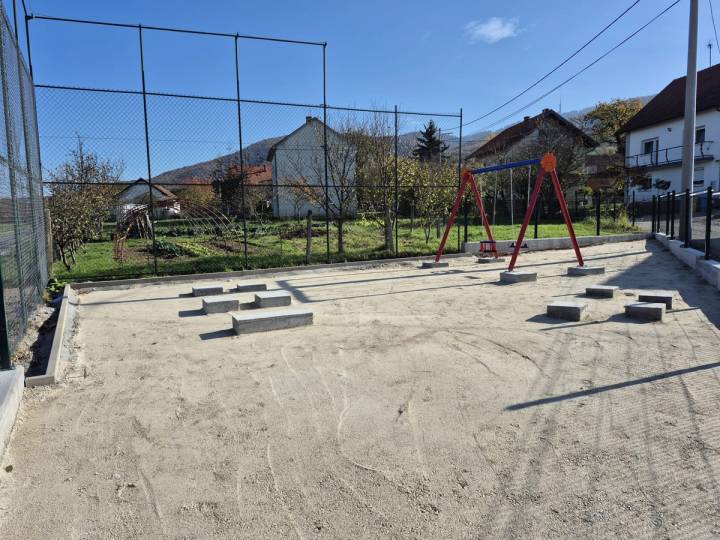 Rekonstrukcija dječjeg igrališta u Strmečkoj ulici - fotografija 2