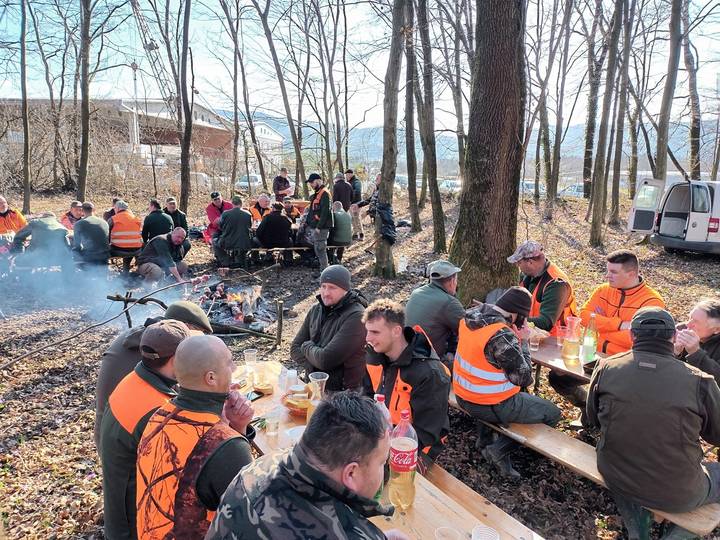 Petar Piculek i Karlo Čižmek nedavno su postali nove mlade snage bistranskih lovaca, koji su za „kaznu“ radi nedavnog krštenja i primanja u status punopravnih lovaca za sve svoje nove kolege priredili prigodni domjenak.