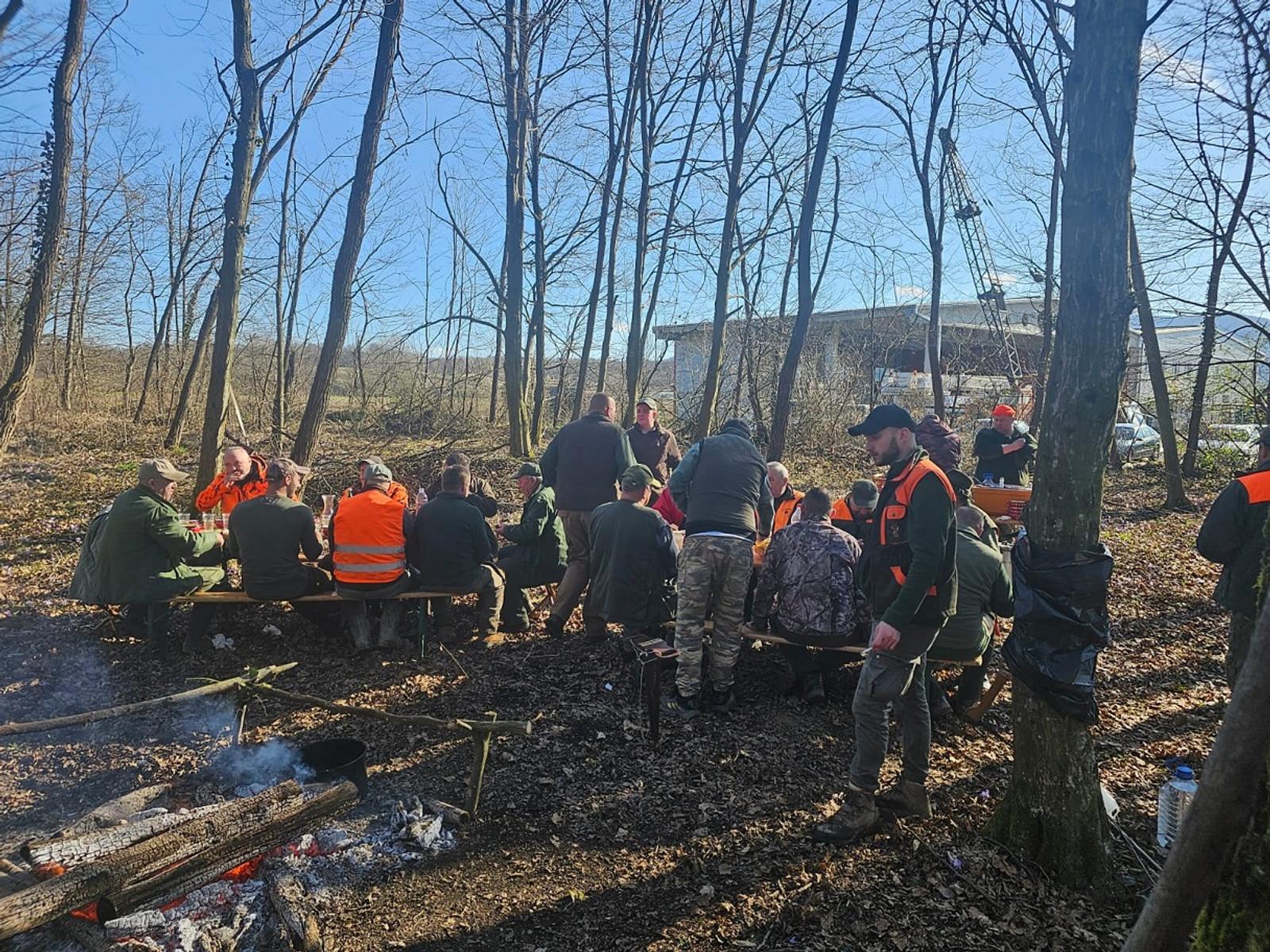 Dobar odaziv lovaca nije izostao niti ovoga puta, a razlog više tome bilo je i prigodno obilježavanje prijema u Društvo dvojice novih članova.