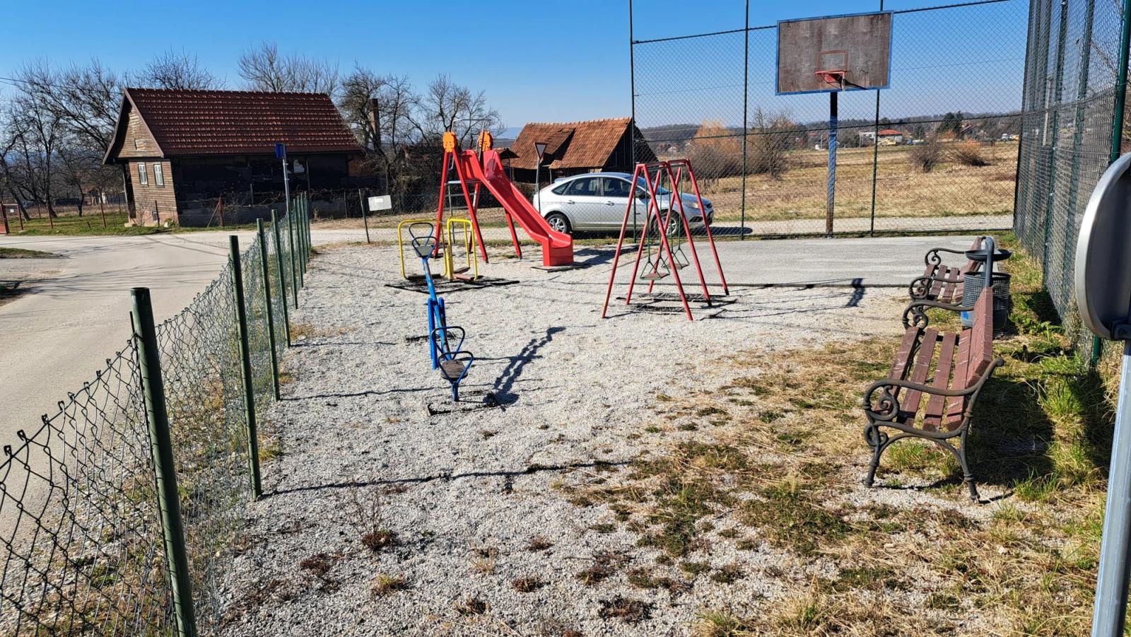Rekonstrukcija dječjeg igrališta u Strmečkoj ulici - fotografija 1