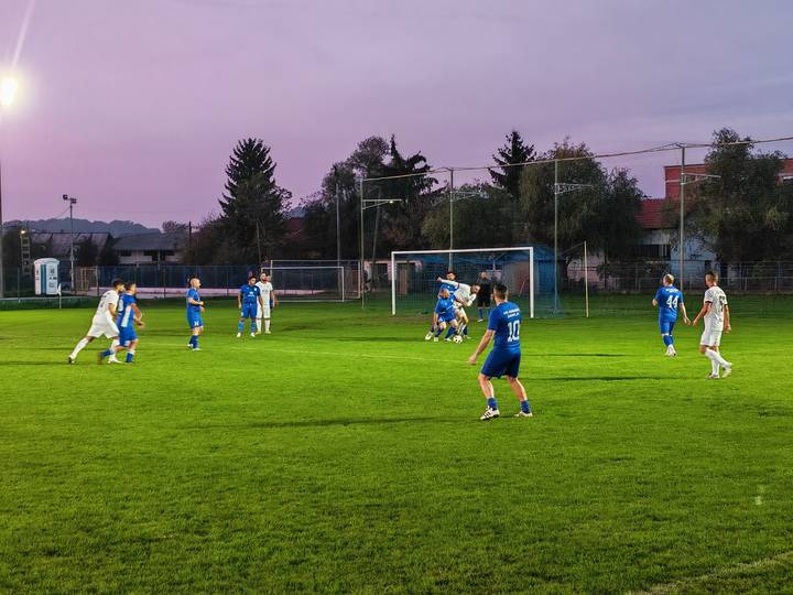 Borba za loptu pred golom na utakmici veterana Bistre i Dinama iz Jakovlja.