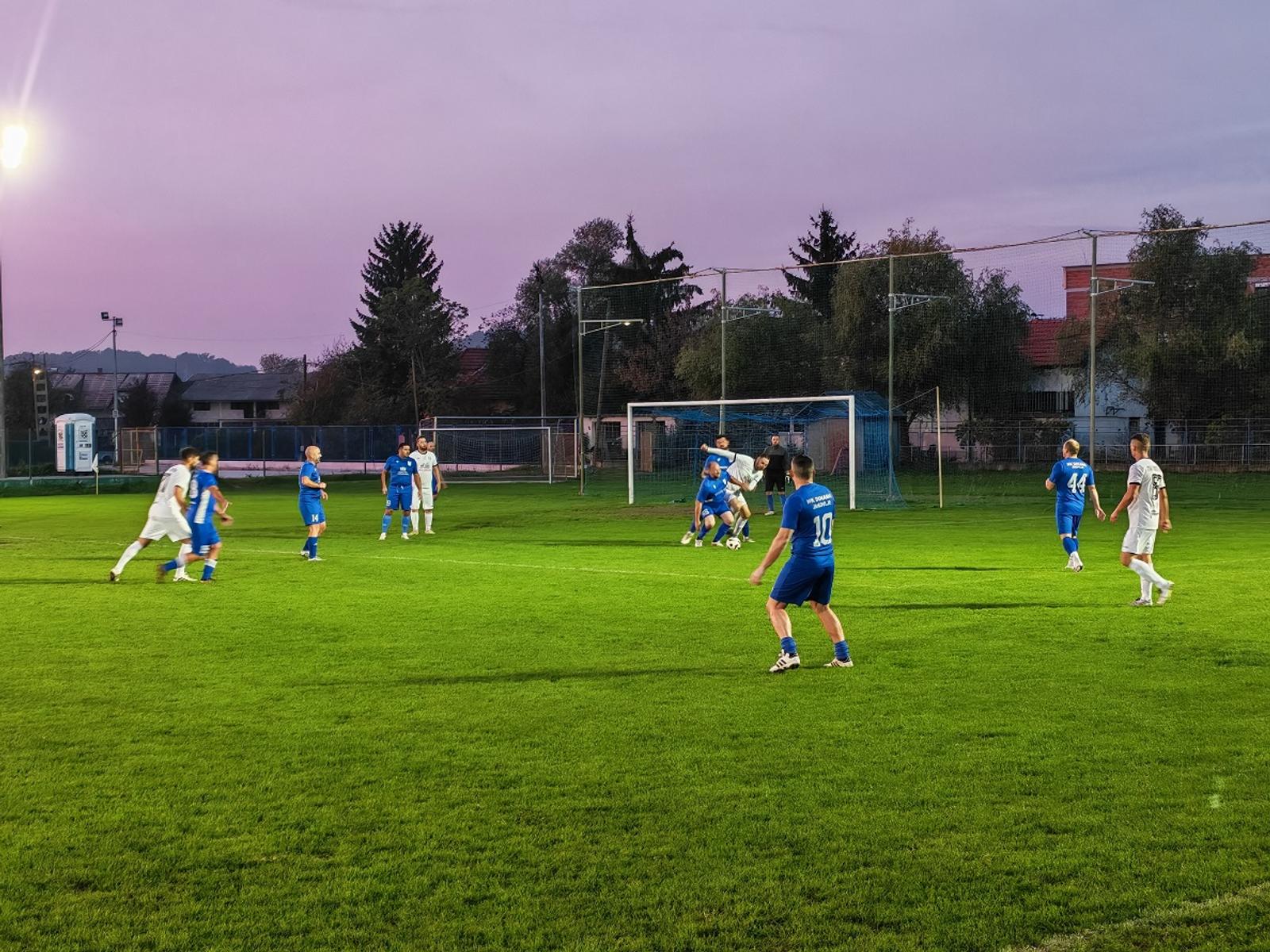 Borba za loptu pred golom na utakmici veterana Bistre i Dinama iz Jakovlja.