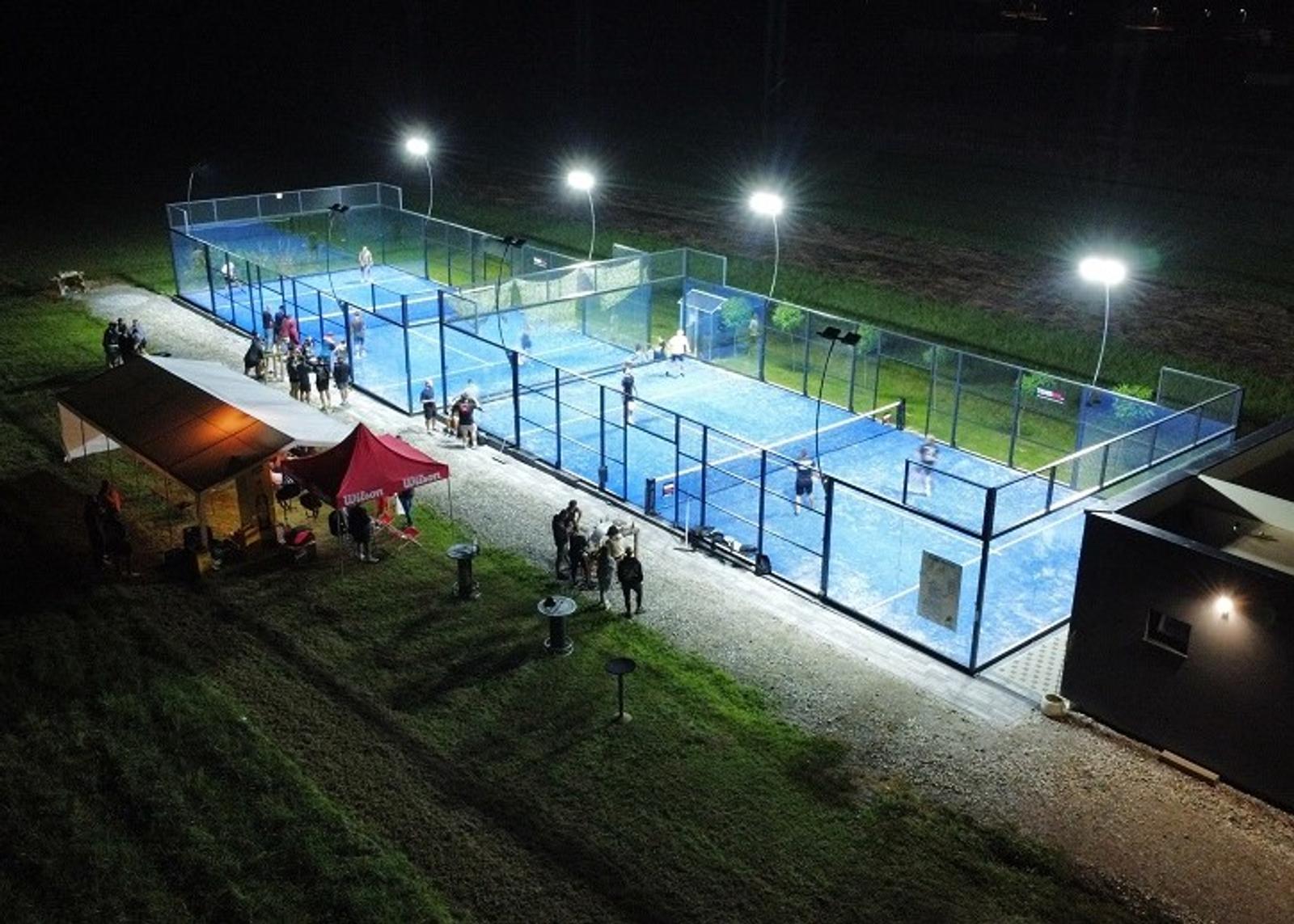Osvijetljeni padel tereni u Bistri noću
