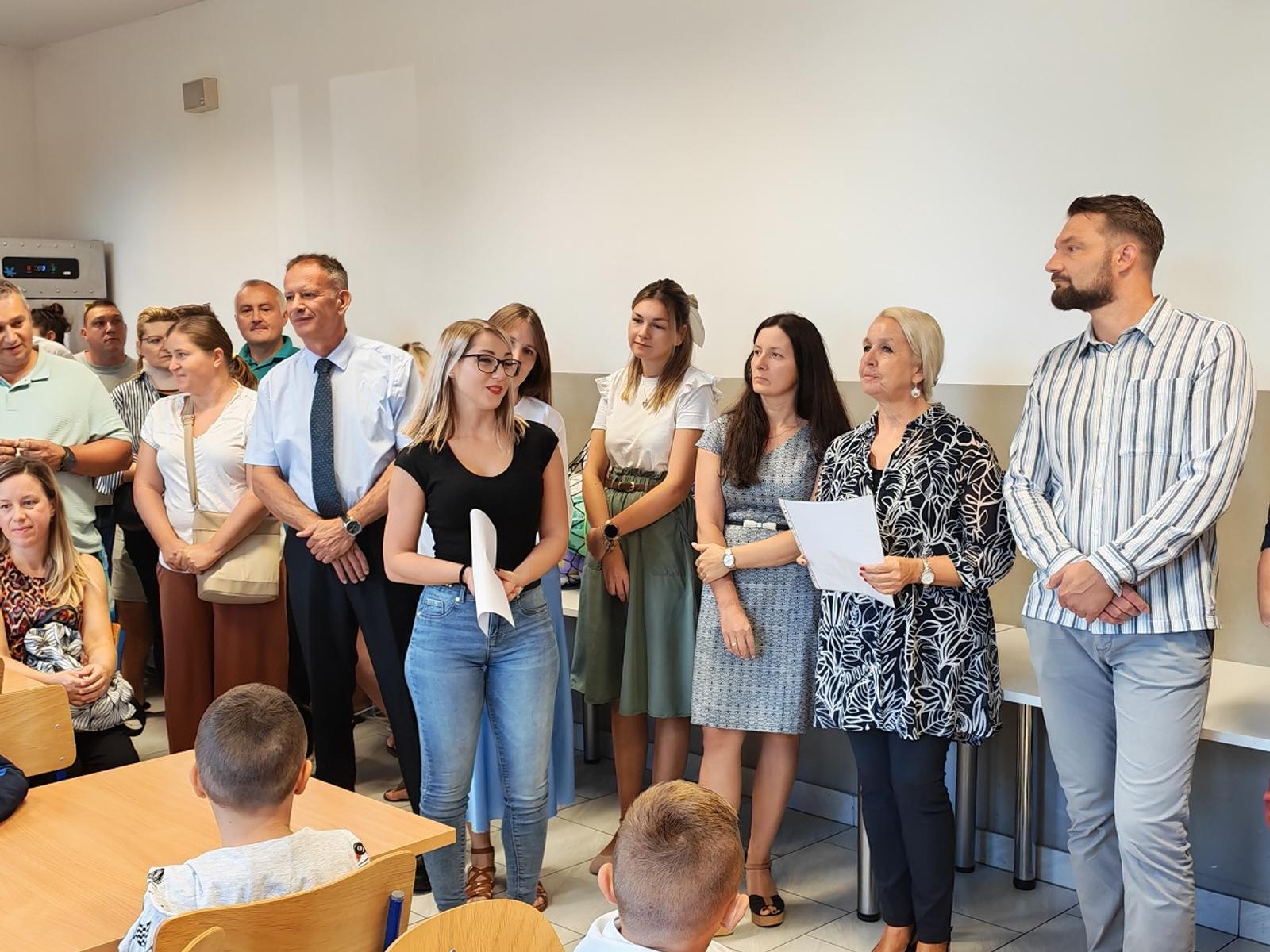 Osnovna škola – prvašići prvi put sjeli u školske klupe - fotografija 1