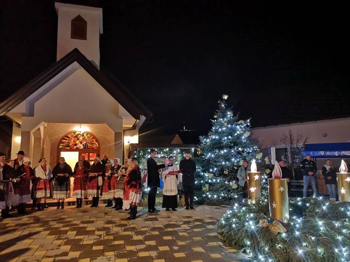 Oborovo – zapaljena četvrta adventska svijeća - fotografija 1