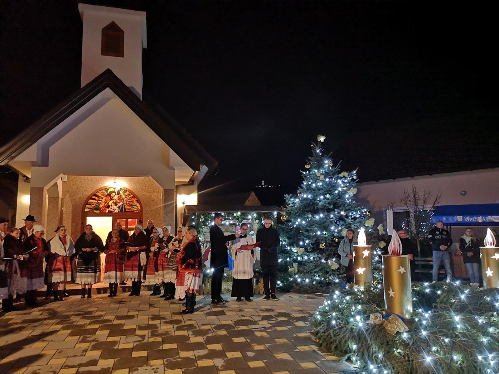 Oborovo – zapaljena četvrta adventska svijeća - fotografija 1