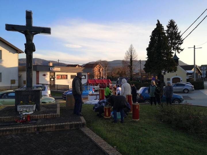 Potepuhi zapalili prvu adventsku svijeću - fotografija 2