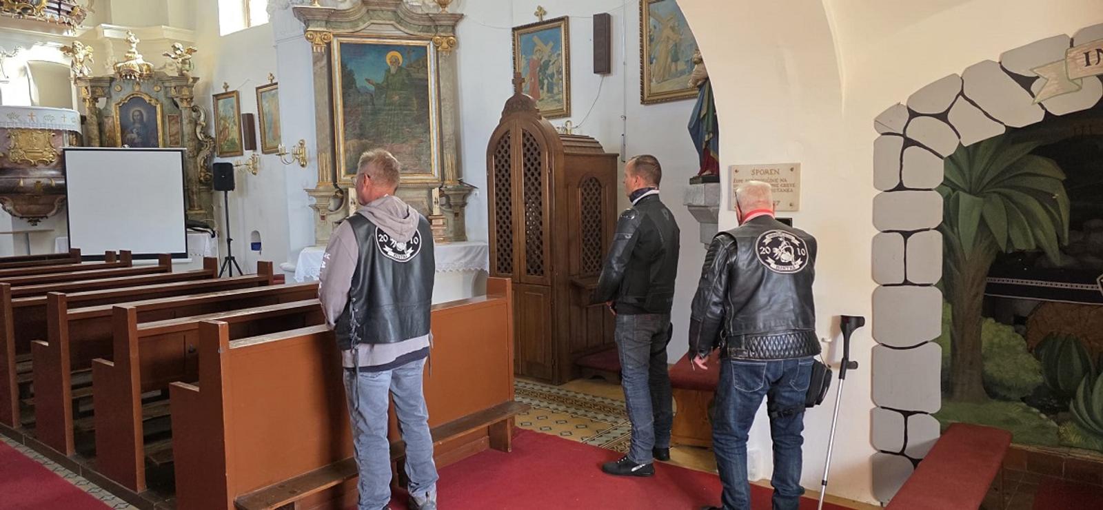 Članovi Moto kluba Bistra u unutrašnjosti crkve