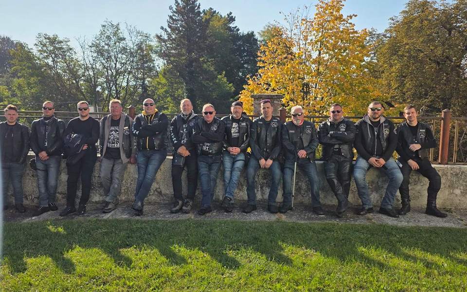Članovi Moto kluba Bistra na zajedničkoj fotografiji uz kameni zid