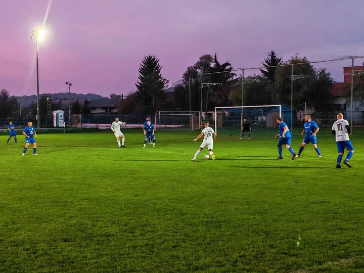 Igrač s loptom pred golom na utakmici veterana Bistre i Dinama iz Jakovlja.