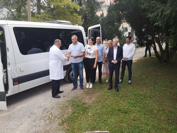 Stepinčeva oaza mira i roditelji male Sare donirali kombi bolnici - fotografija 1