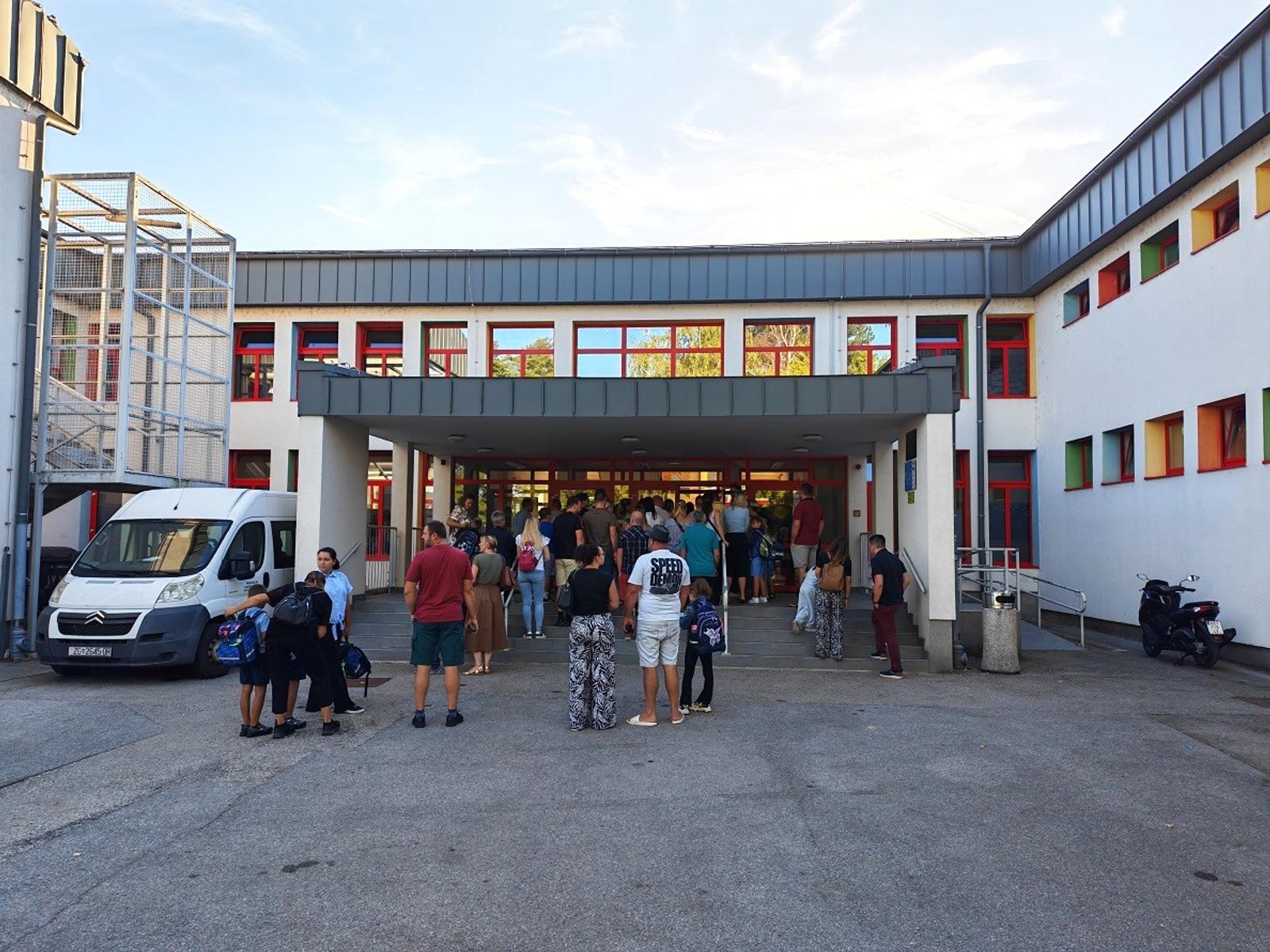 Osnovna škola – prvašići prvi put sjeli u školske klupe - fotografija 4