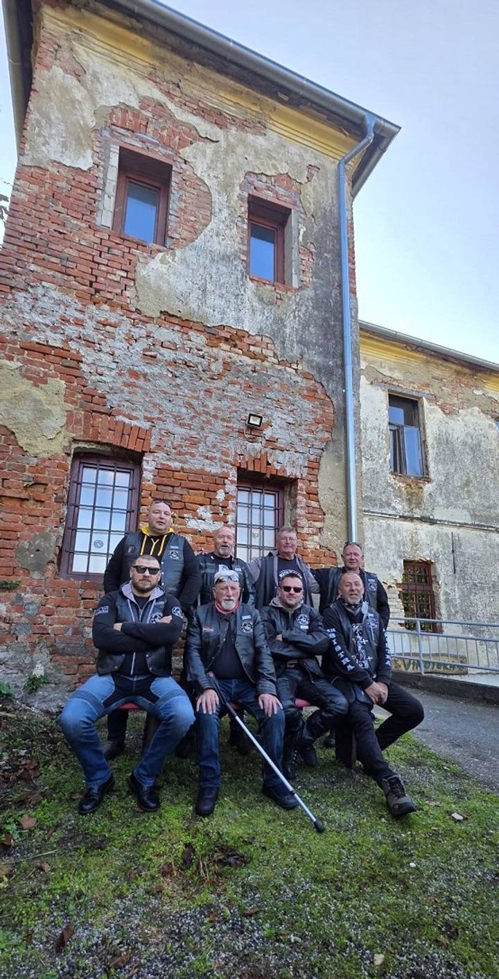Članovi Moto kluba Bistra ispred zgrade s pročeljem od opeke