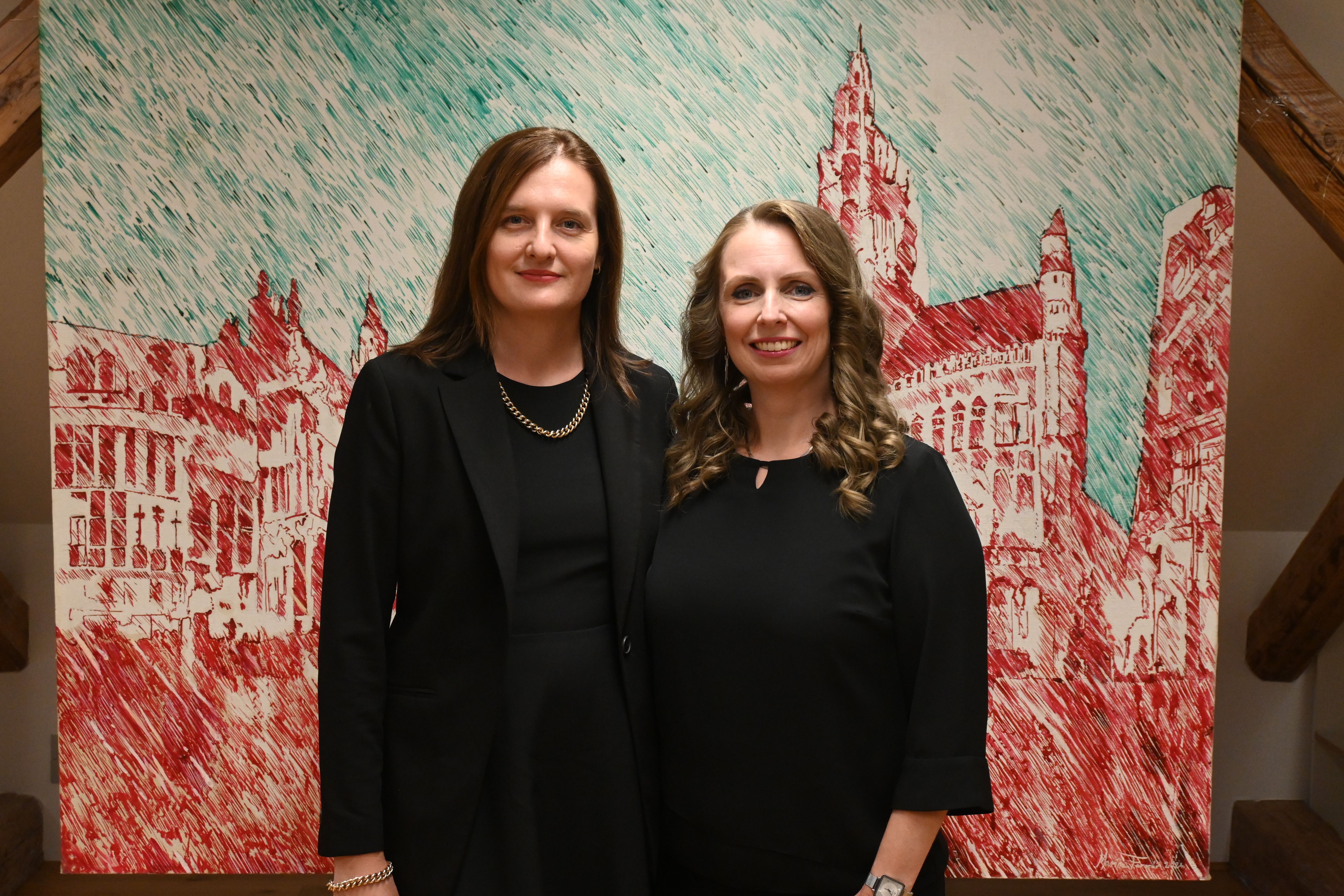 Marina Fernežir i Sonja Švec Španjol ispred slike na izložbi „Hommage gradovima Europe”.