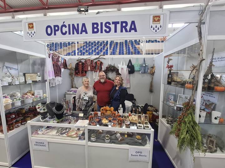 Izlagački prostor Općine Bistra s domaćim proizvodima i rukotvorinama