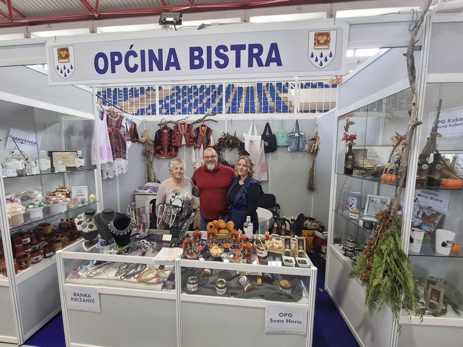 Izlagački prostor Općine Bistra s domaćim proizvodima i rukotvorinama