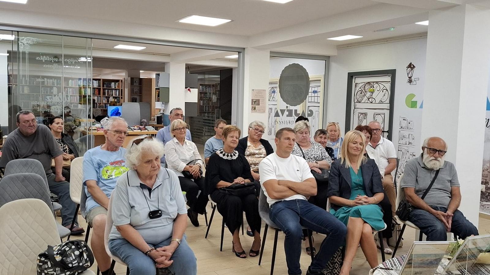 Vera Grgac predstavila novu zbirku „Da to bou“ - fotografija 4