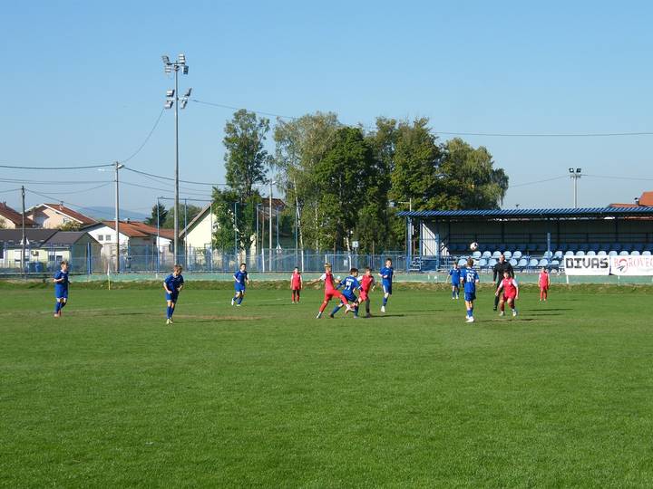 Igra mlađih pionira Bistre i Zeline na nogometnom terenu
