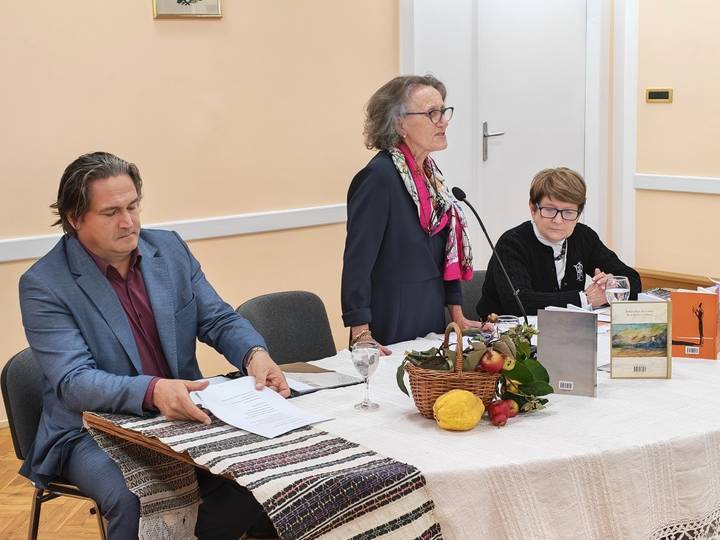 Predstavljanje zbirki poezije za stolom s knjigama i cvijećem