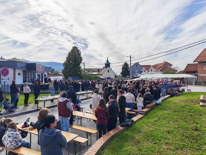 Okupljanje vjernika i štandovi tijekom Vendelinova