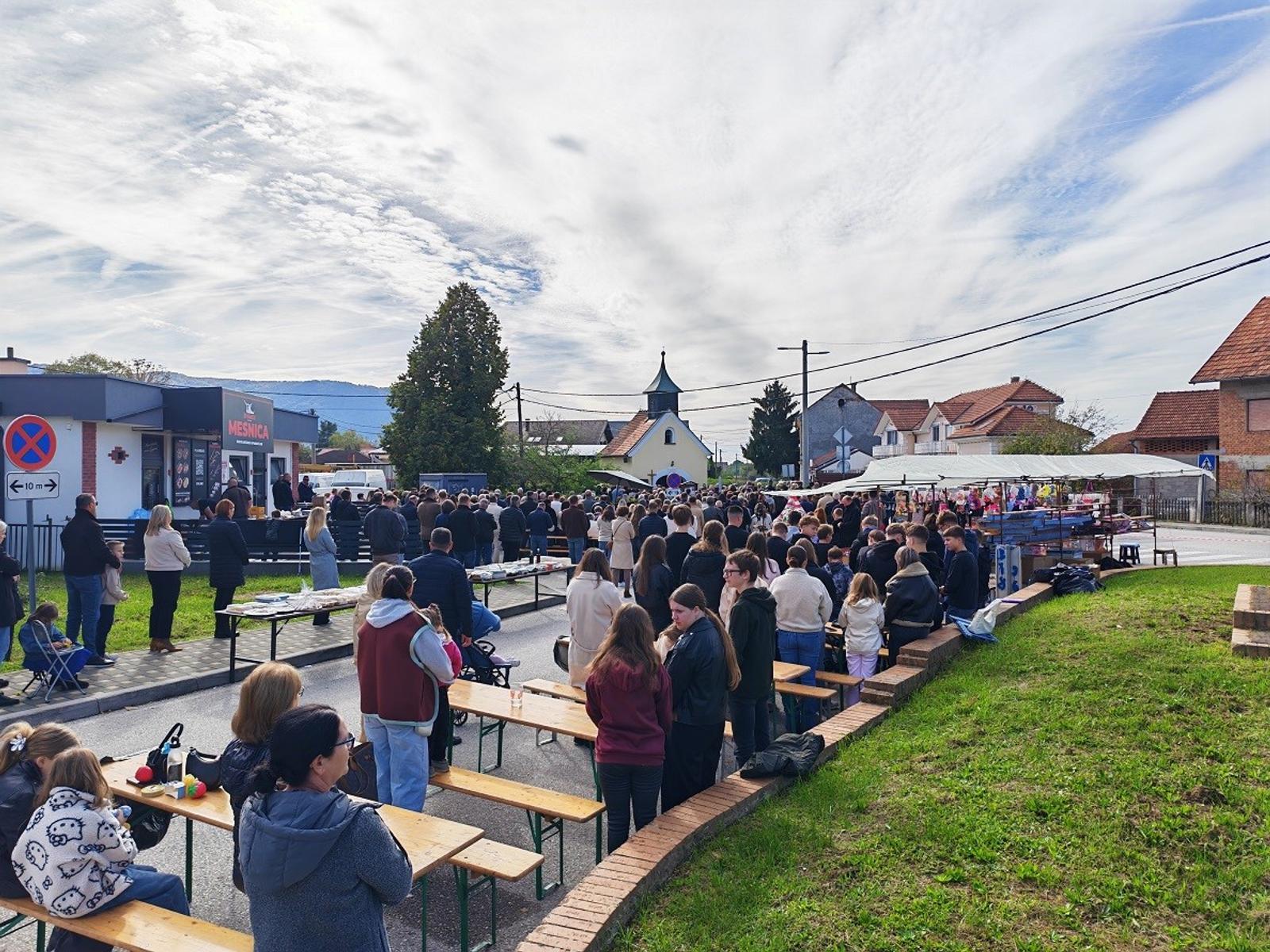 Okupljanje vjernika i štandovi tijekom Vendelinova
