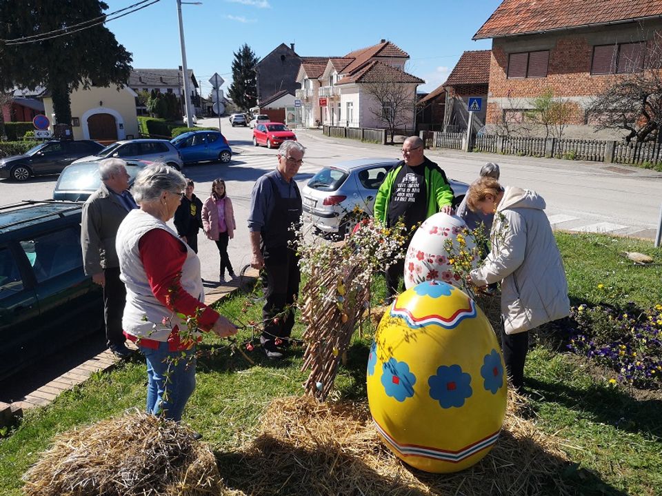 Potepuhi postavili pisanice