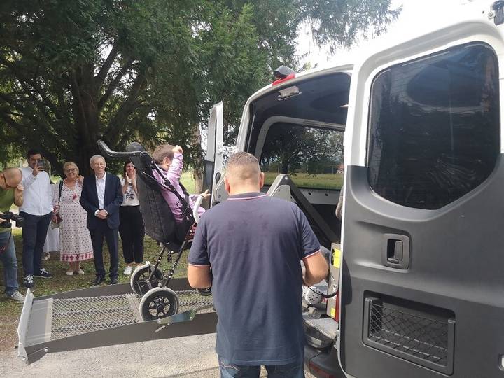 Stepinčeva oaza mira i roditelji male Sare donirali kombi bolnici - fotografija 5