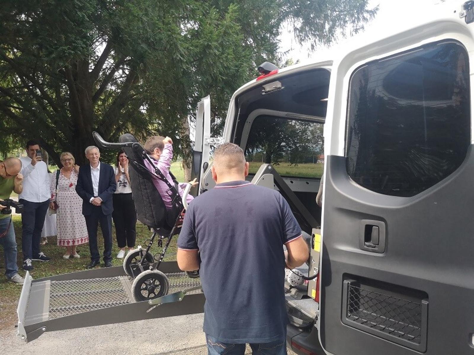 Stepinčeva oaza mira i roditelji male Sare donirali kombi bolnici - fotografija 5