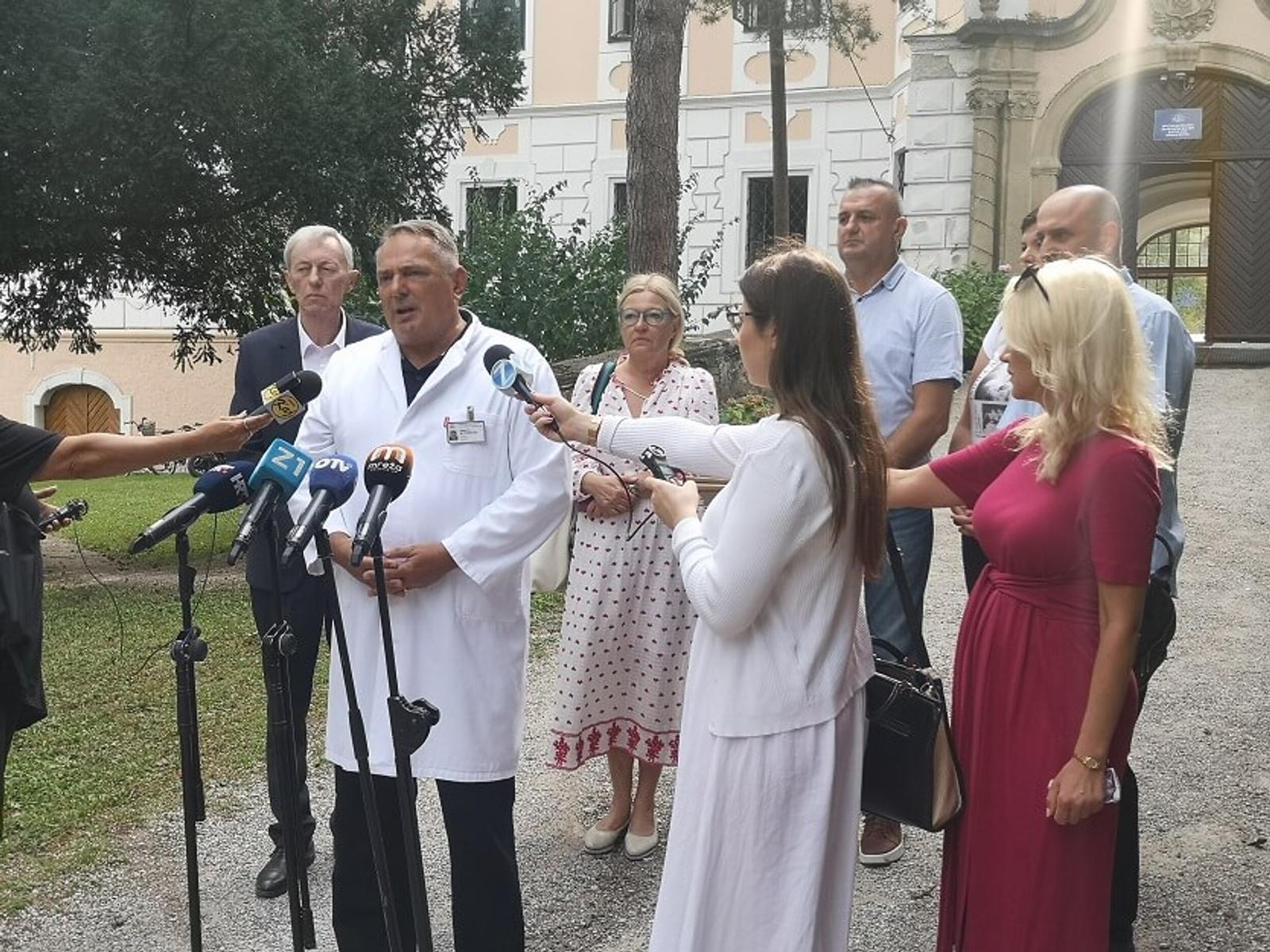 Stepinčeva oaza mira i roditelji male Sare donirali kombi bolnici - fotografija 2
