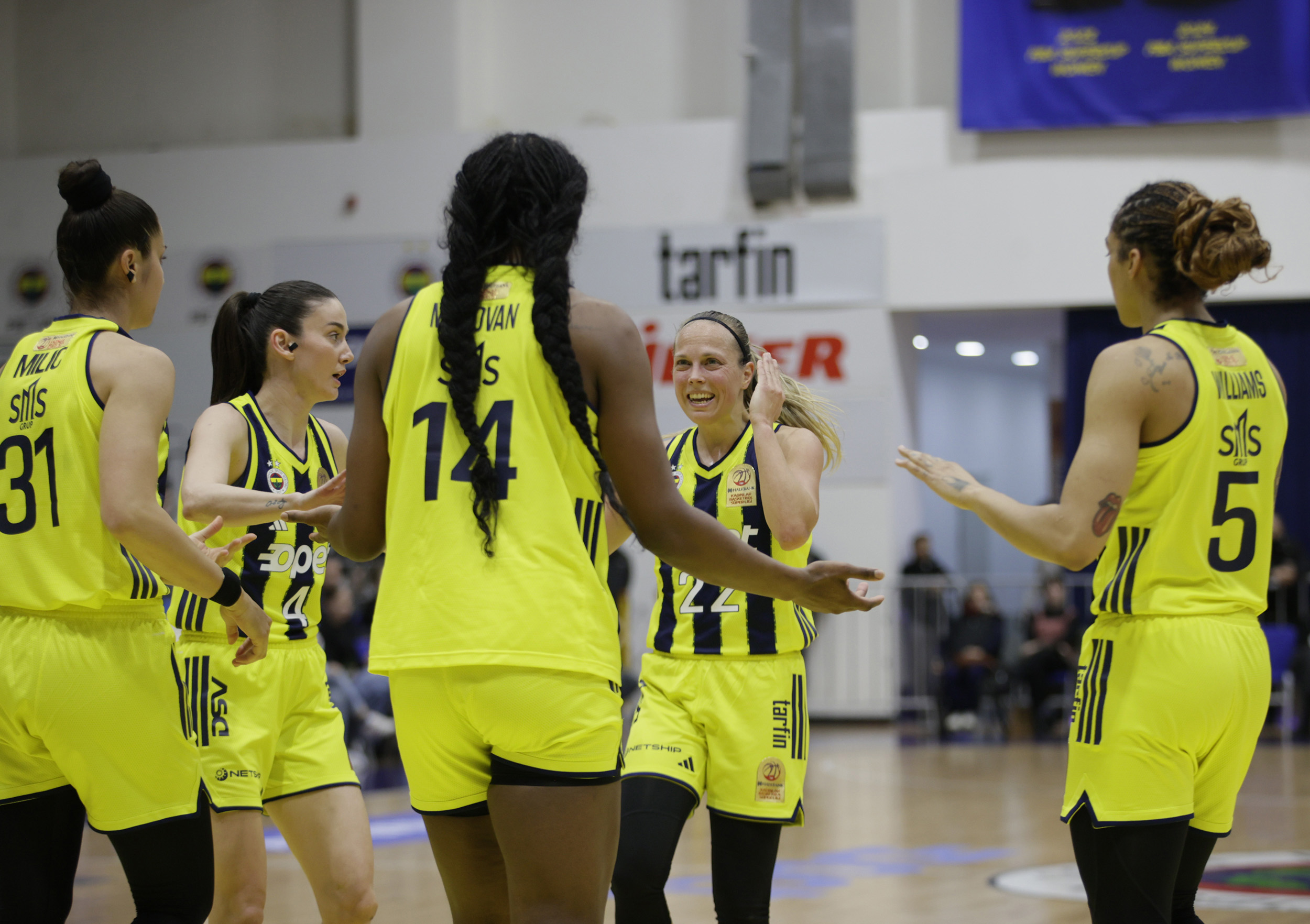 Fenerbahçe Opet, KBSL yarı final serisinde 1-0 öne geçti