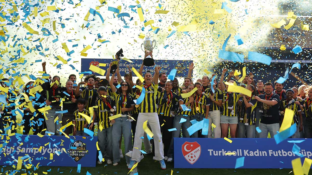 ŞAMPİYONLUK KUPASI FENERBAHÇE ARSAVEV’İN ELLERİNDE YÜKSELDİ