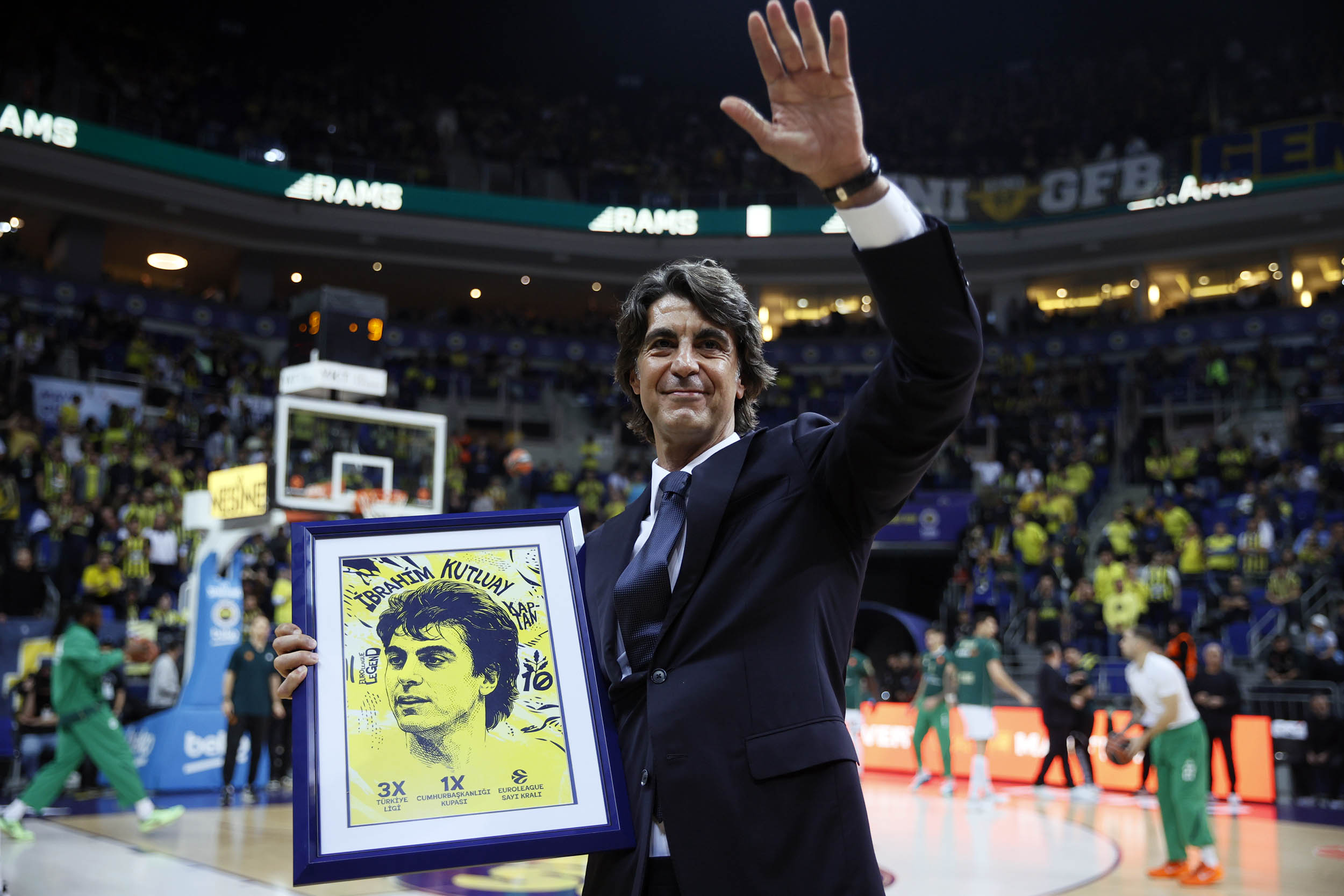 İbrahim Kutluay’ın forması Fenerbahçe Ülker Spor ve Etkinlik Salonu’nun tavanına asıldı