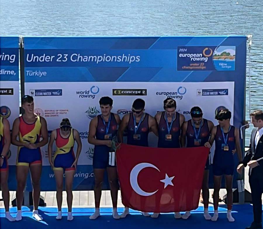 Genç kürekçilerimizden tarihi başarı