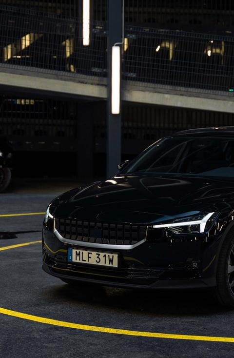 Elbilen Polestar 2 parkerad i ett parkeringshus