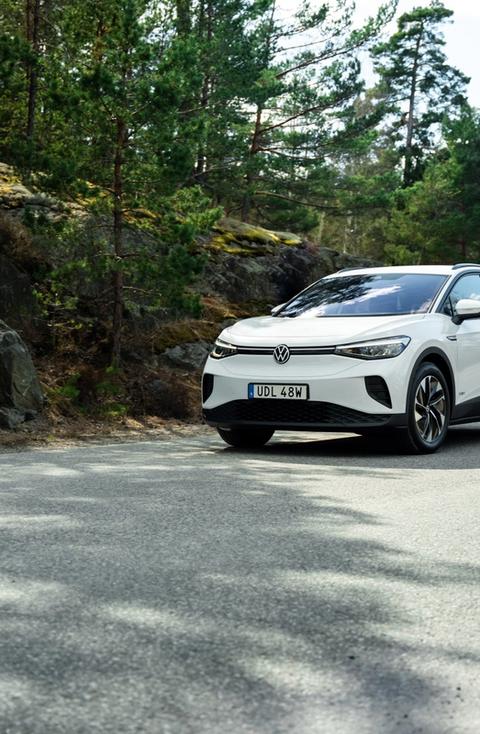 Volkswagen ID.4 kör på en väg med skog runtom