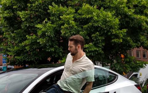 Christian Pataya och Tesla Model 3 bilen han prenumererar på