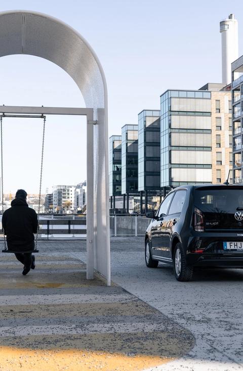 Volkswagen E-up parkerad bland lägenheter