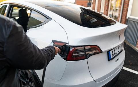 Elbilar har lägre klimatpåverkan än bensinbilar