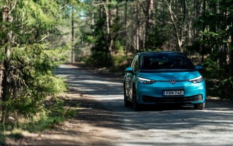 Volkswagen elbil ID.3 gör på väg ute i skogen