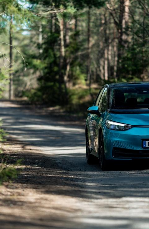 Volkswagen elbil ID.3 gör på väg ute i skogen