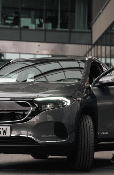 Mercedes EQA elbil som står parkerad med Mercedes logga och imove logga